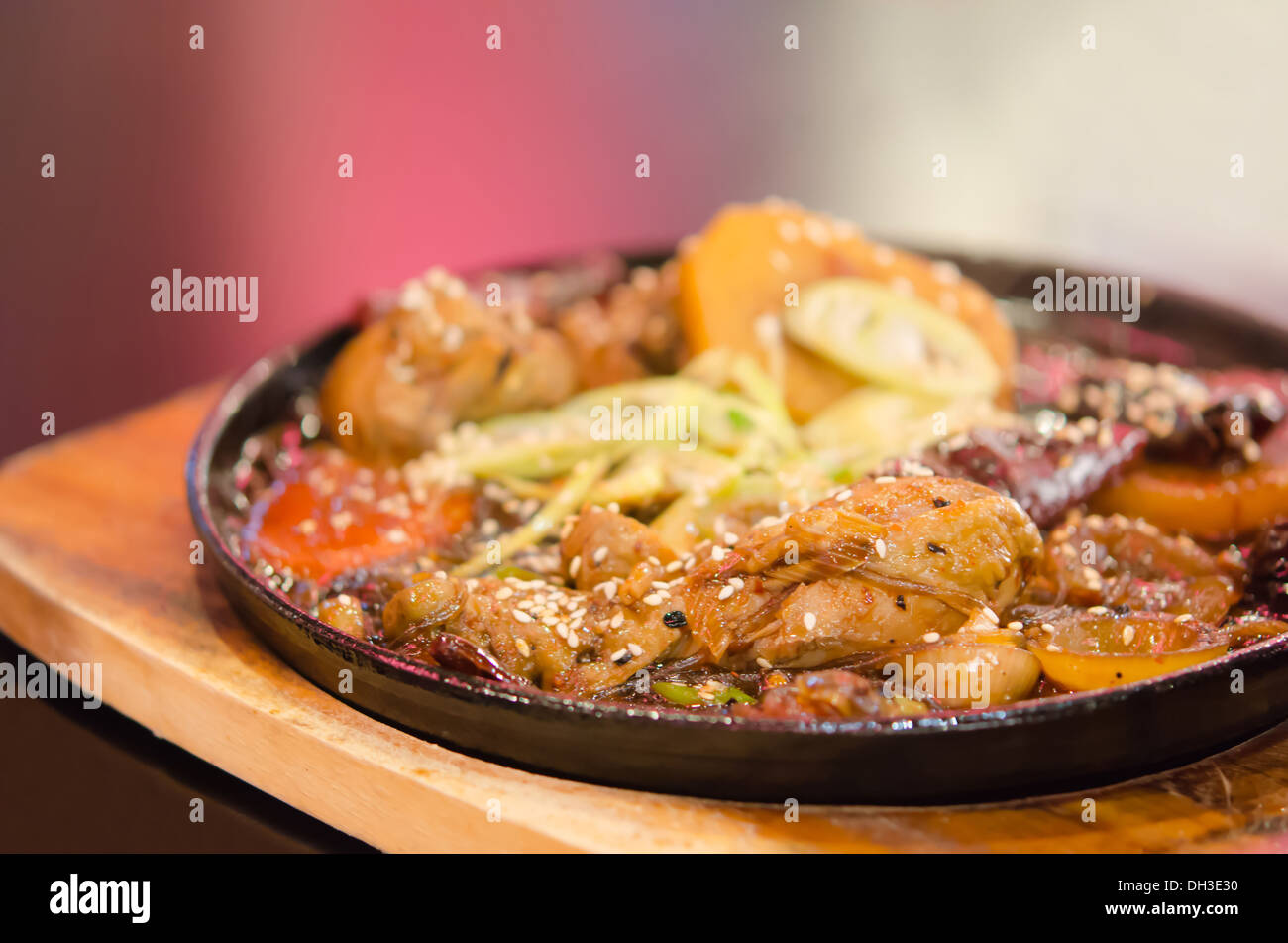 Il pollo al forno con vermicelli , Patata , verdure e salsa di soia ( Jim Dak è preferito il cibo coreano ) Foto Stock