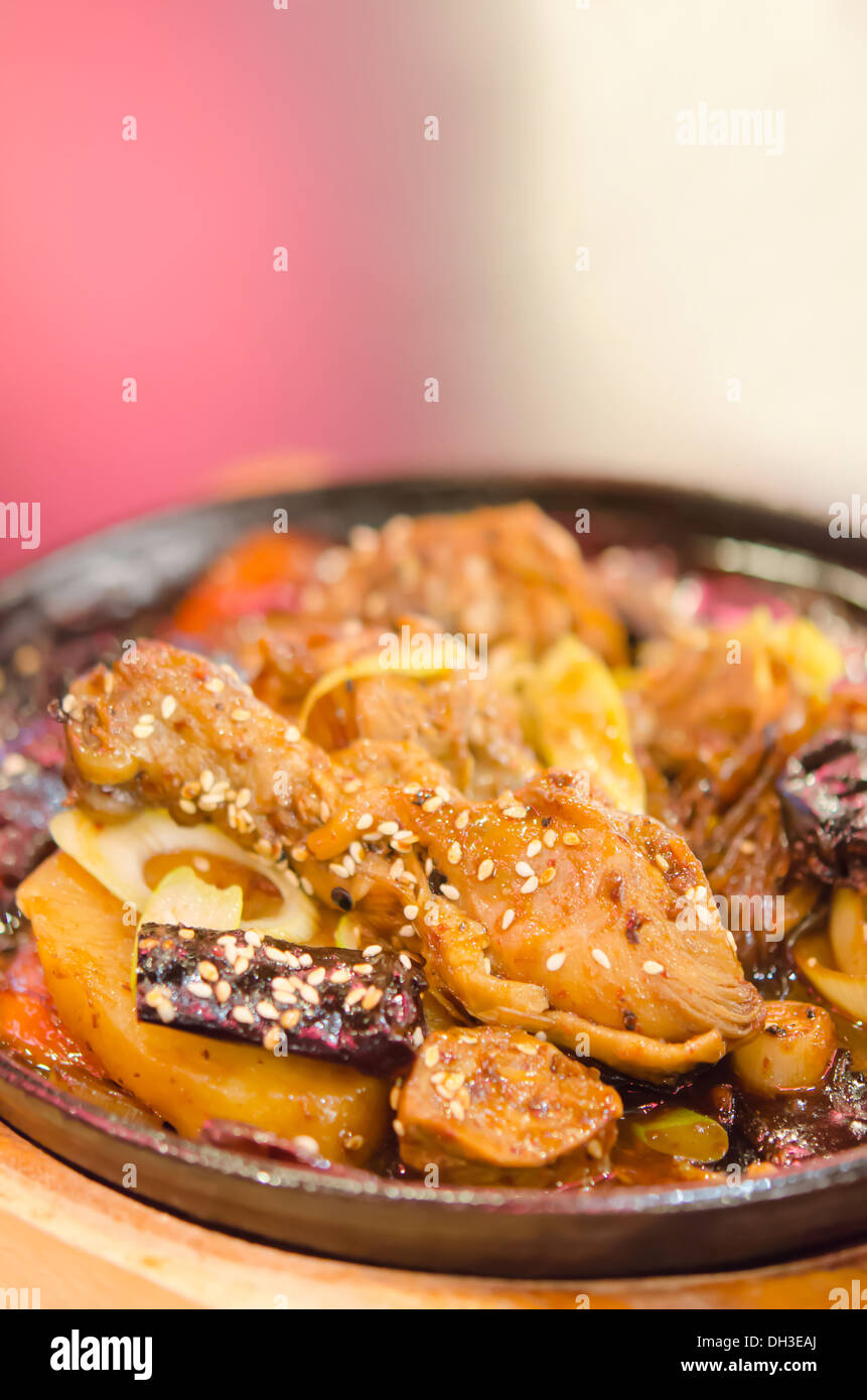 Il pollo al forno con vermicelli , Patata , verdure e salsa di soia ( Jim Dak è preferito il cibo coreano ) Foto Stock