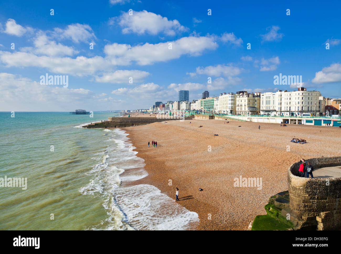 Il lungomare con la gente sulla spiaggia presso la spiaggia di Brighton West Sussex England Regno Unito GB EU Europe Foto Stock