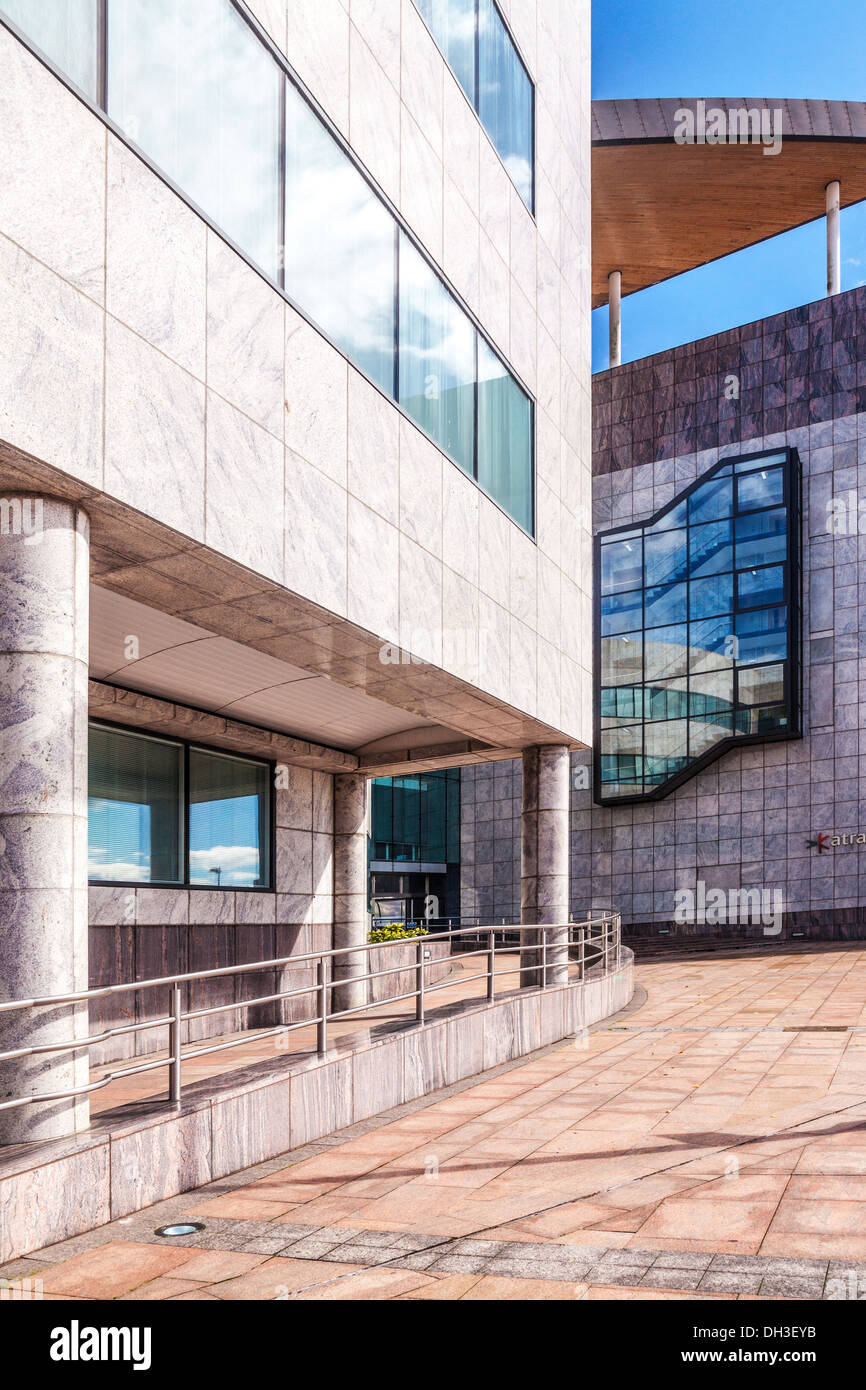 Un moderno edificio di uffici, HQ di Atradius, una società di assicurazione del credito, nella Baia di Cardiff, Galles. Foto Stock