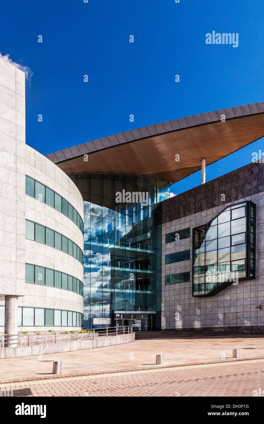 Un moderno edificio di uffici, HQ di Atradius, una società di assicurazione del credito, nella Baia di Cardiff, Galles. Foto Stock