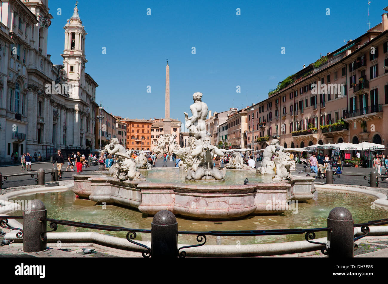 Fontana del Moro e la Fontana dei Quattro Fiumi con obelisco egiziano al di là di esso in Piazza Navona, Roma, Italia Foto Stock