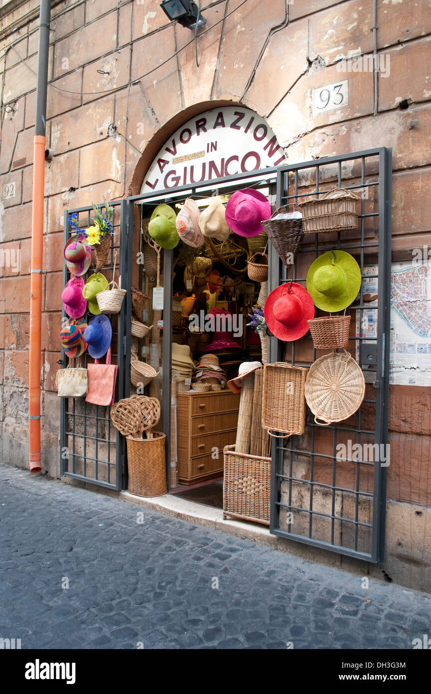 Negozio di cappelli di paglia e altri prodotti di paglia in Via del  Pellegrino in Campo de' Fiori trimestre, Roma, Italia Foto stock - Alamy