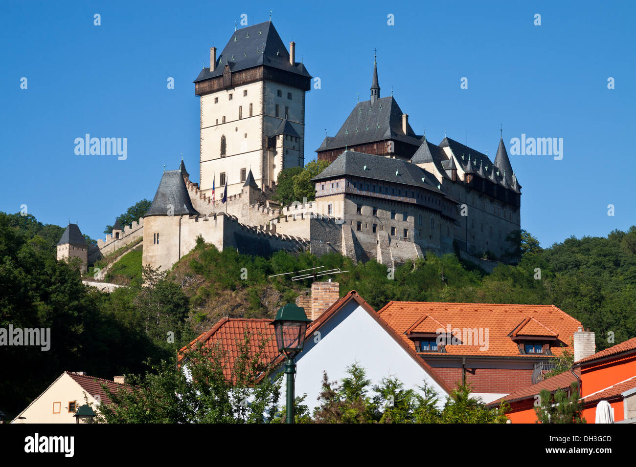 Castello di Karlštejn e village Foto Stock