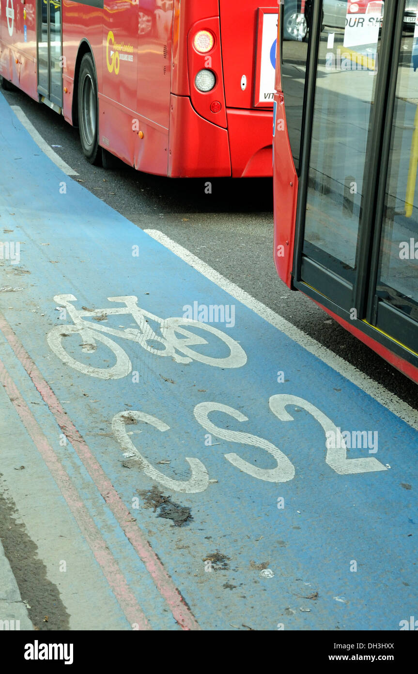 CS2 Barclays Cycle percorso autostradale con due autobus vicino a fianco, Bow Road, London Borough of Tower Hamlets, England, Regno Unito Foto Stock