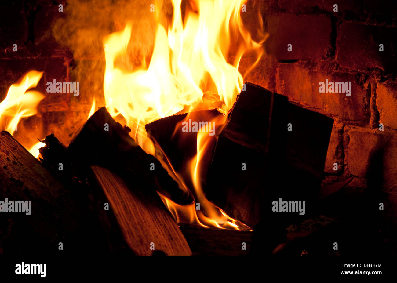 Il fuoco di legna nel focolare la masterizzazione di ciocchi di legna Foto Stock