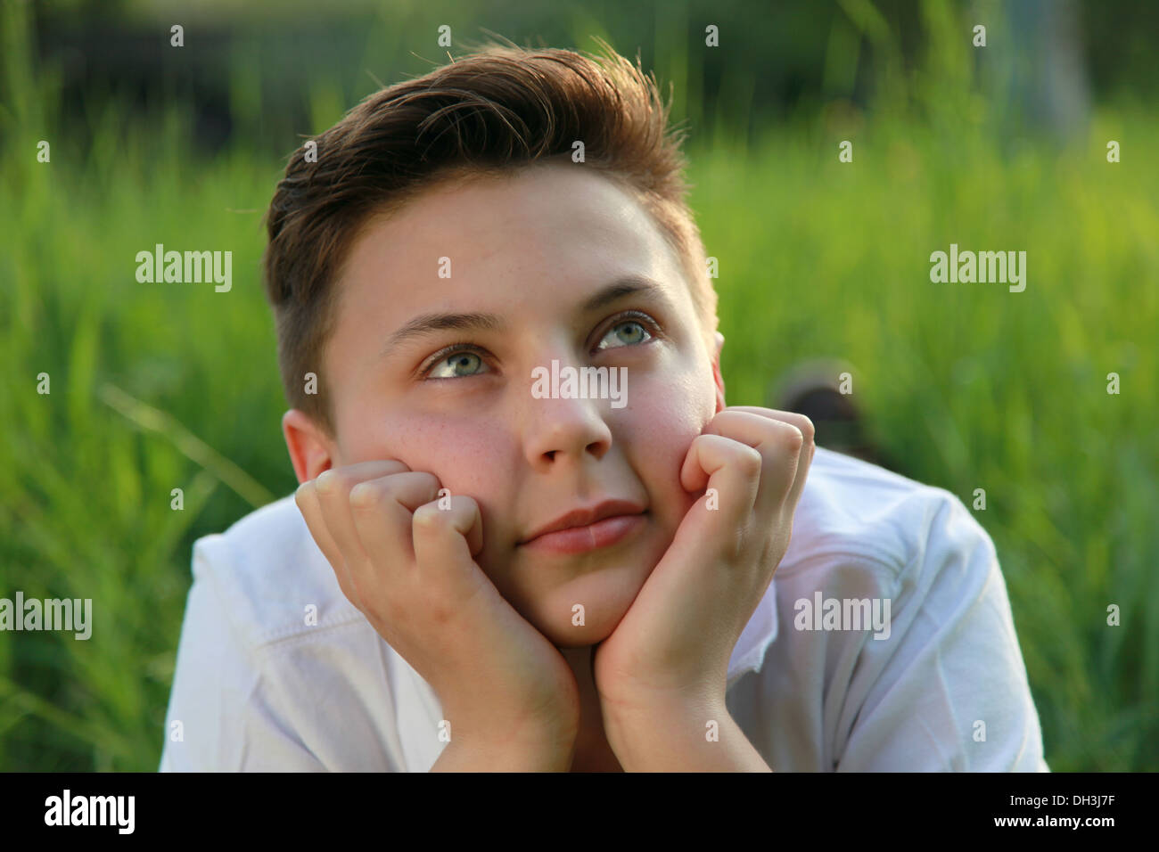 Ritratto di un giovane ragazzo rilassante e piacevole all'aperto in natura Foto Stock