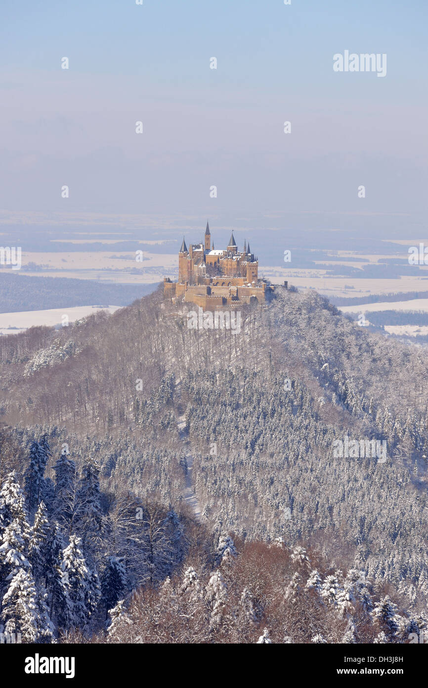 Burg Hohenzollern Castello in inverno, Hechingen, Zollernalb, Schwäbische Alb, Baden-Württemberg, Germania Foto Stock