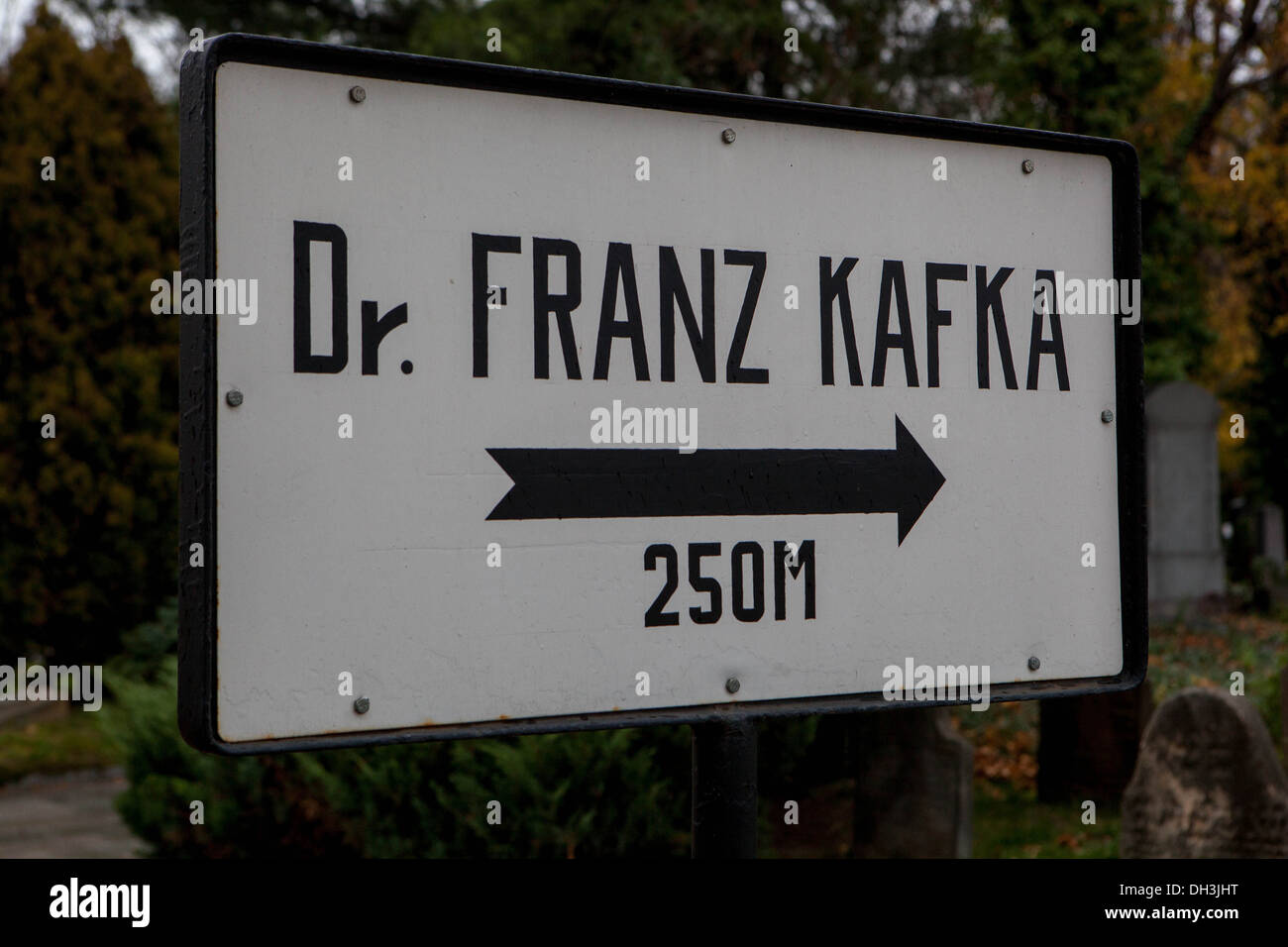 Segno rivolto verso la tomba di Franz Kafka presso il Nuovo Cimitero Ebraico in Olsany, Zizkov, Praga, Repubblica Ceca Foto Stock
