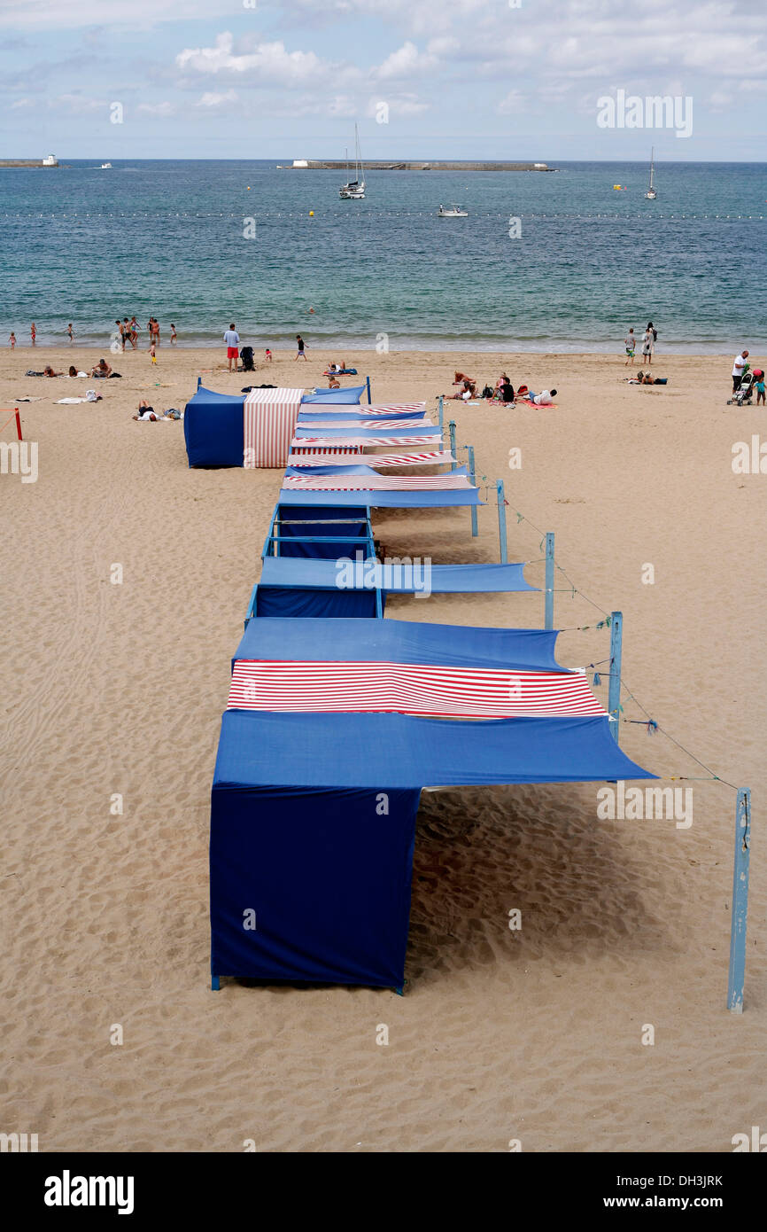 Spiaggia rifugi o capanne sulla spiaggia della città di saint jean de luz, Aquitaine, dipartimento pyrénées-atlantiques, Francia Foto Stock