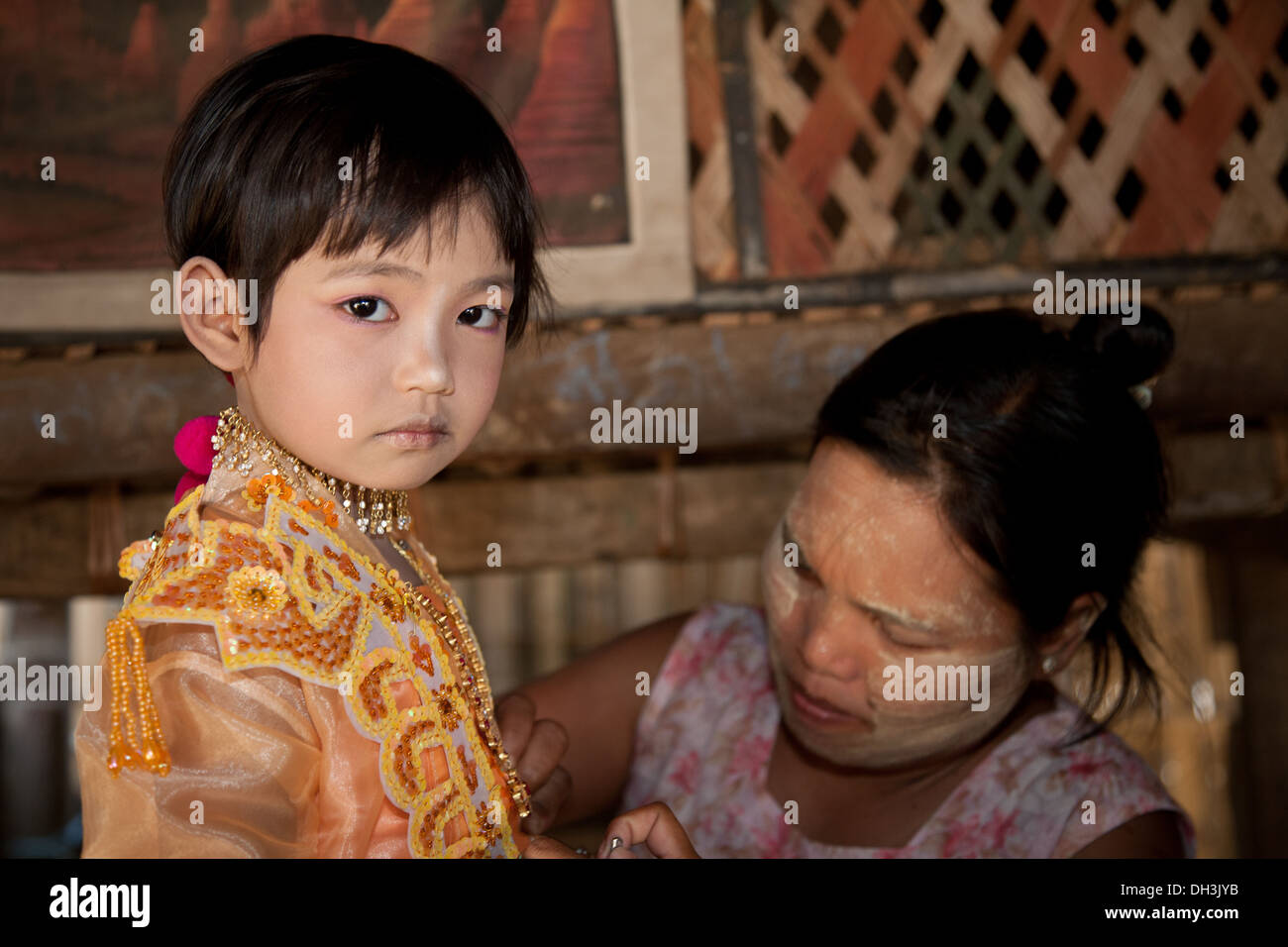 Giovane ragazza in preparazione per la sua iniziazione buddista cerimonia Bagan noviciation (Shin-byu) cerimonia sulla nuova ha iniziato a Myanmar Foto Stock