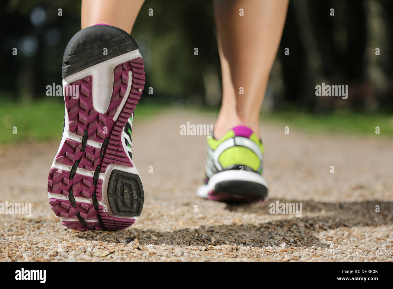 Scarpe da corsa durante il jogging, sport, azioni di formazione o di allenamento Foto Stock