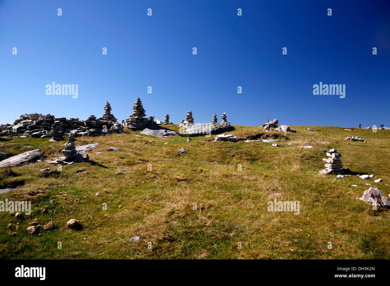 Cairns sulla cima di la rhune montagna, 905m, paese basco, Pirenei, regione Aquitania, dipartimento di Foto Stock