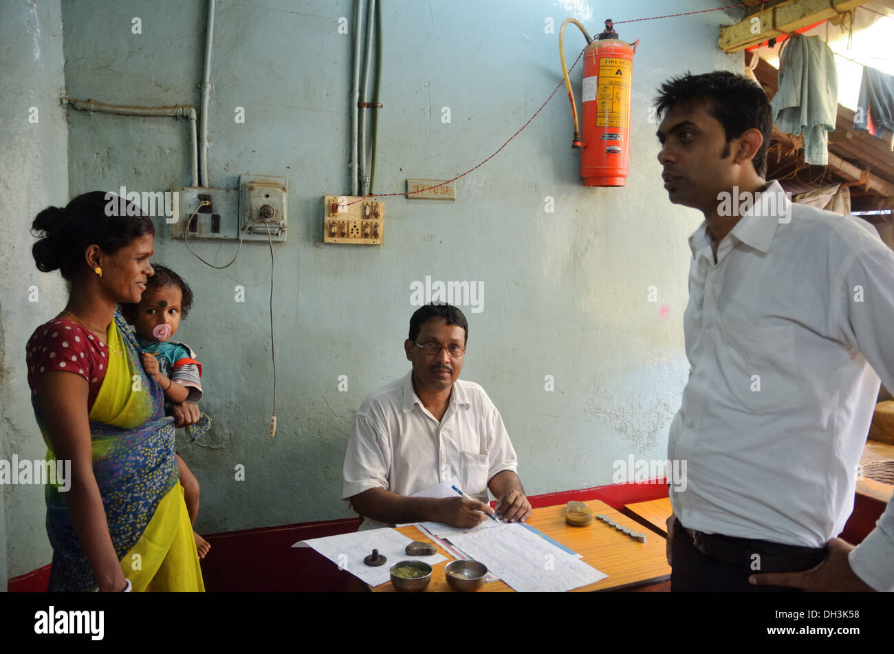 Contabile con la famiglia in mensa locale, Calcutta, India Foto Stock
