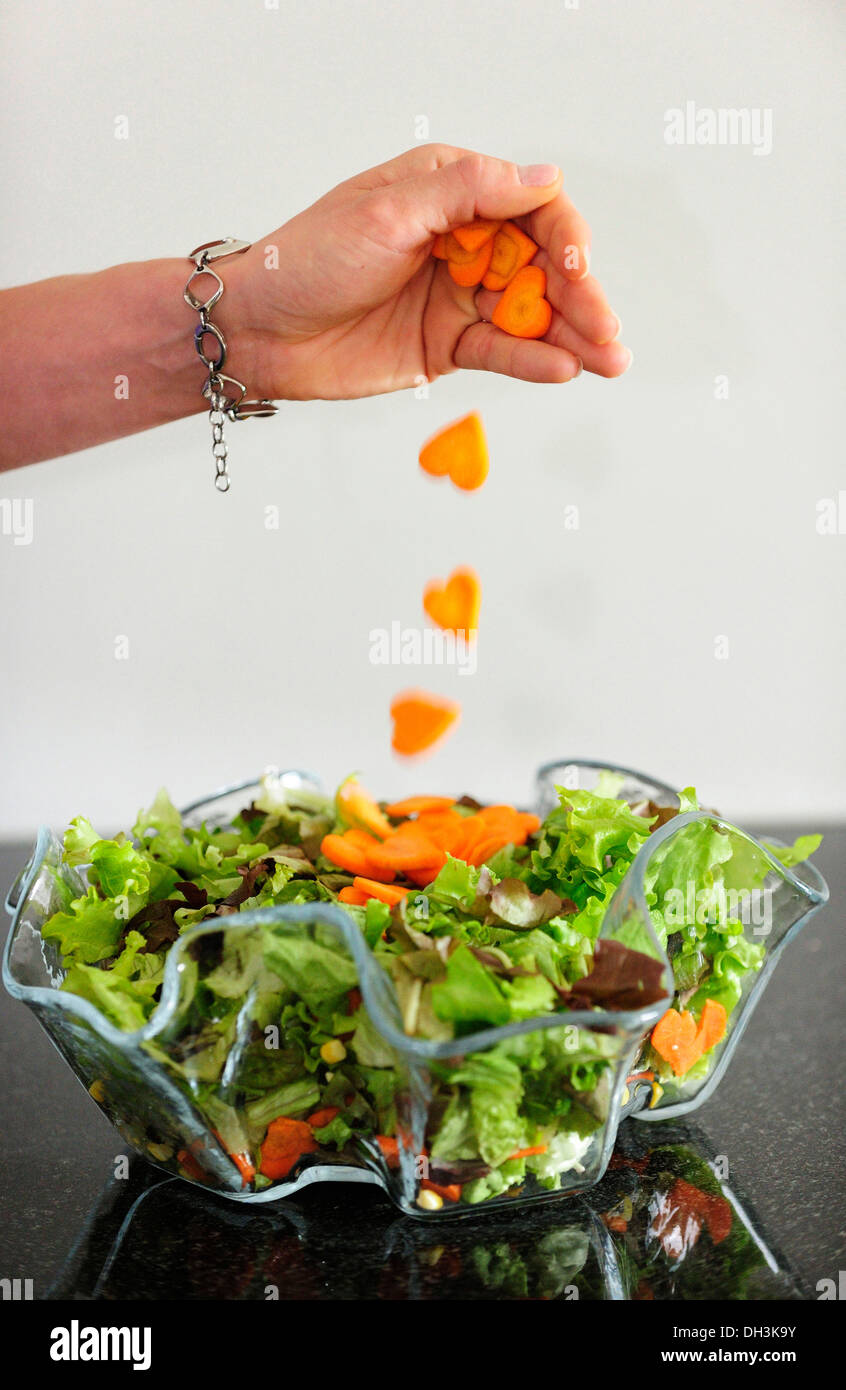 A forma di cuore le carote sono miscelati in un insalata Foto Stock