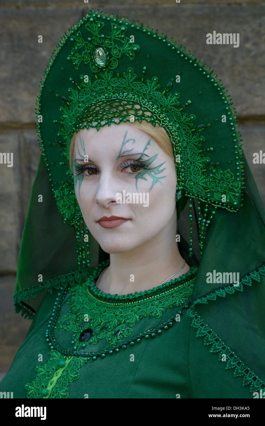 Giovane donna in abiti di scena, ispirata dal folklore russo, Wave-Gotik-Treffen, Lipsia, Sassonia, Germania Foto Stock