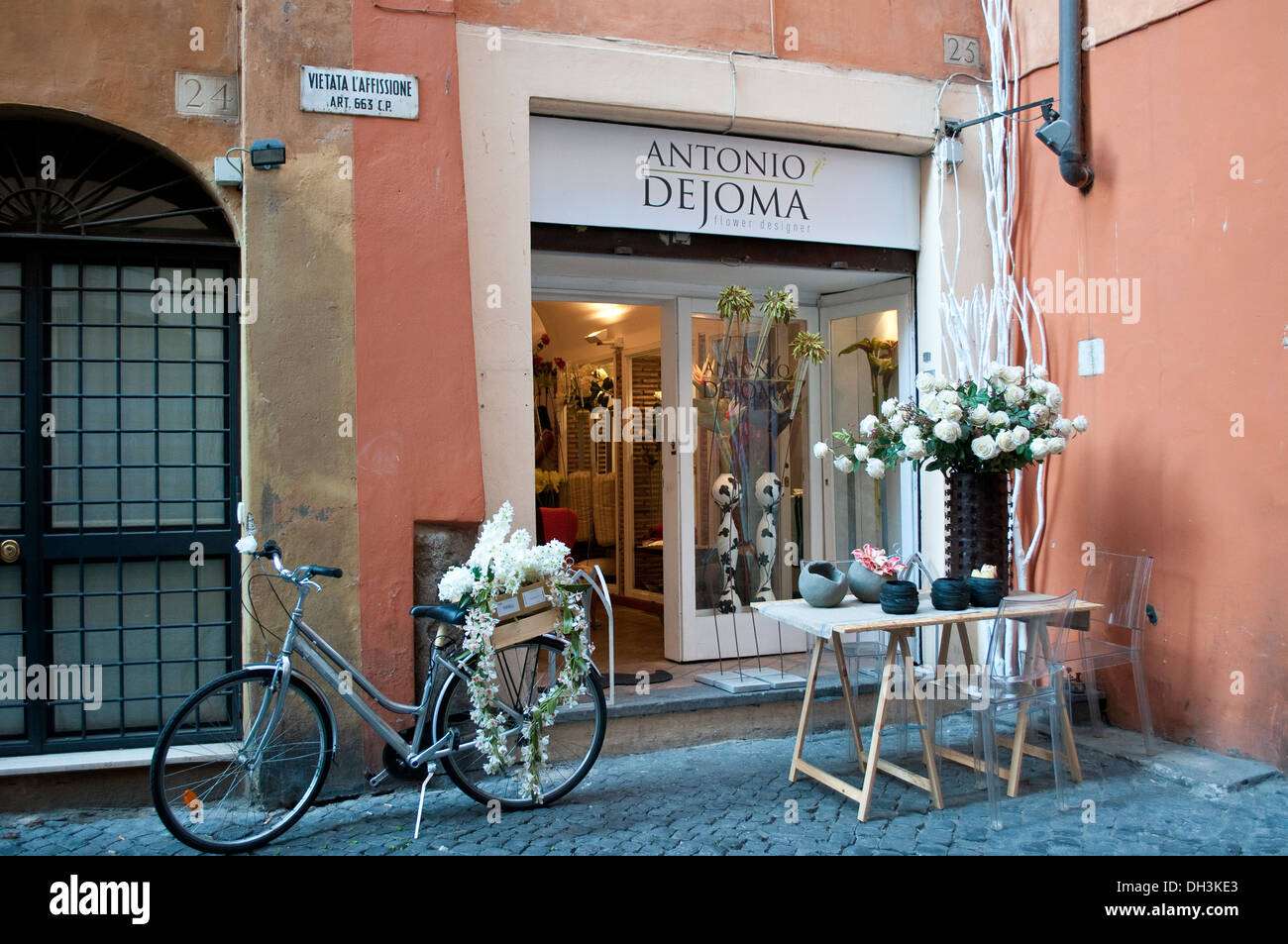 Grazioso negozio di fiori nel centro storico di Roma, Italia Foto Stock