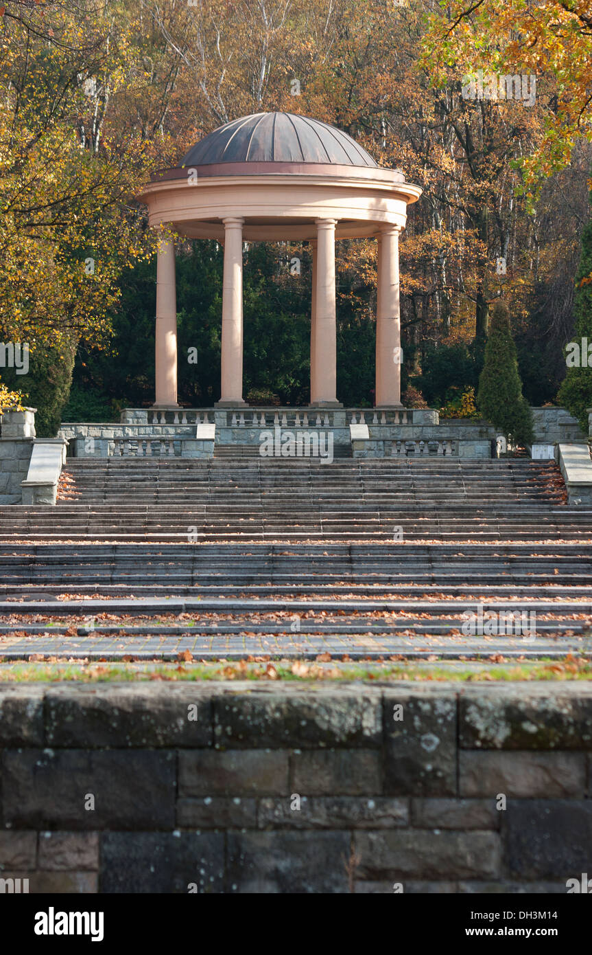 Gazebo nel parco d'autunno. Foto Stock