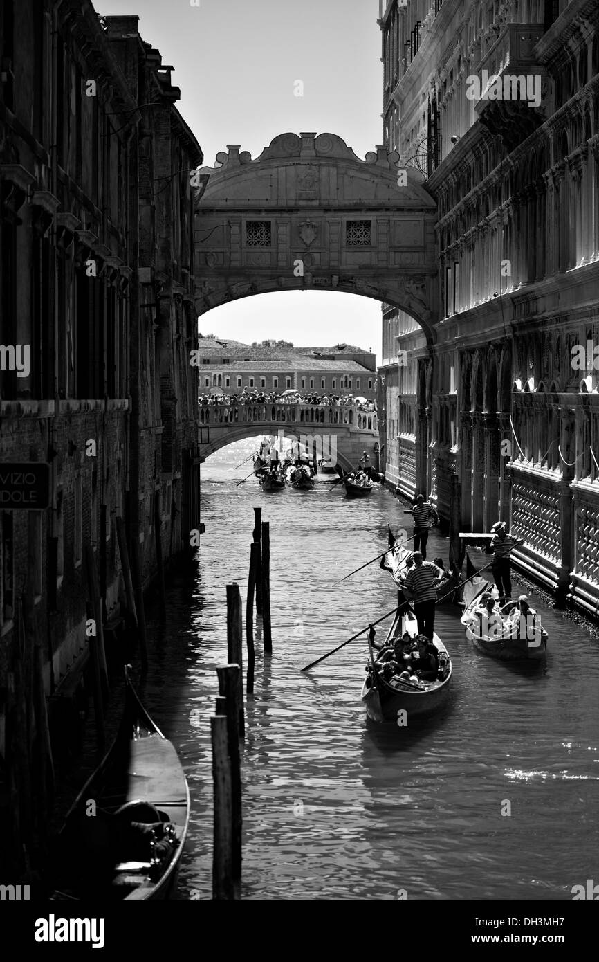 Ponte dei Sospiri a Venezia, dal Ponte dei Sospiri, Sito Patrimonio Mondiale dell'UNESCO, immagine in bianco e nero, Venezia, Veneto, Italia Foto Stock