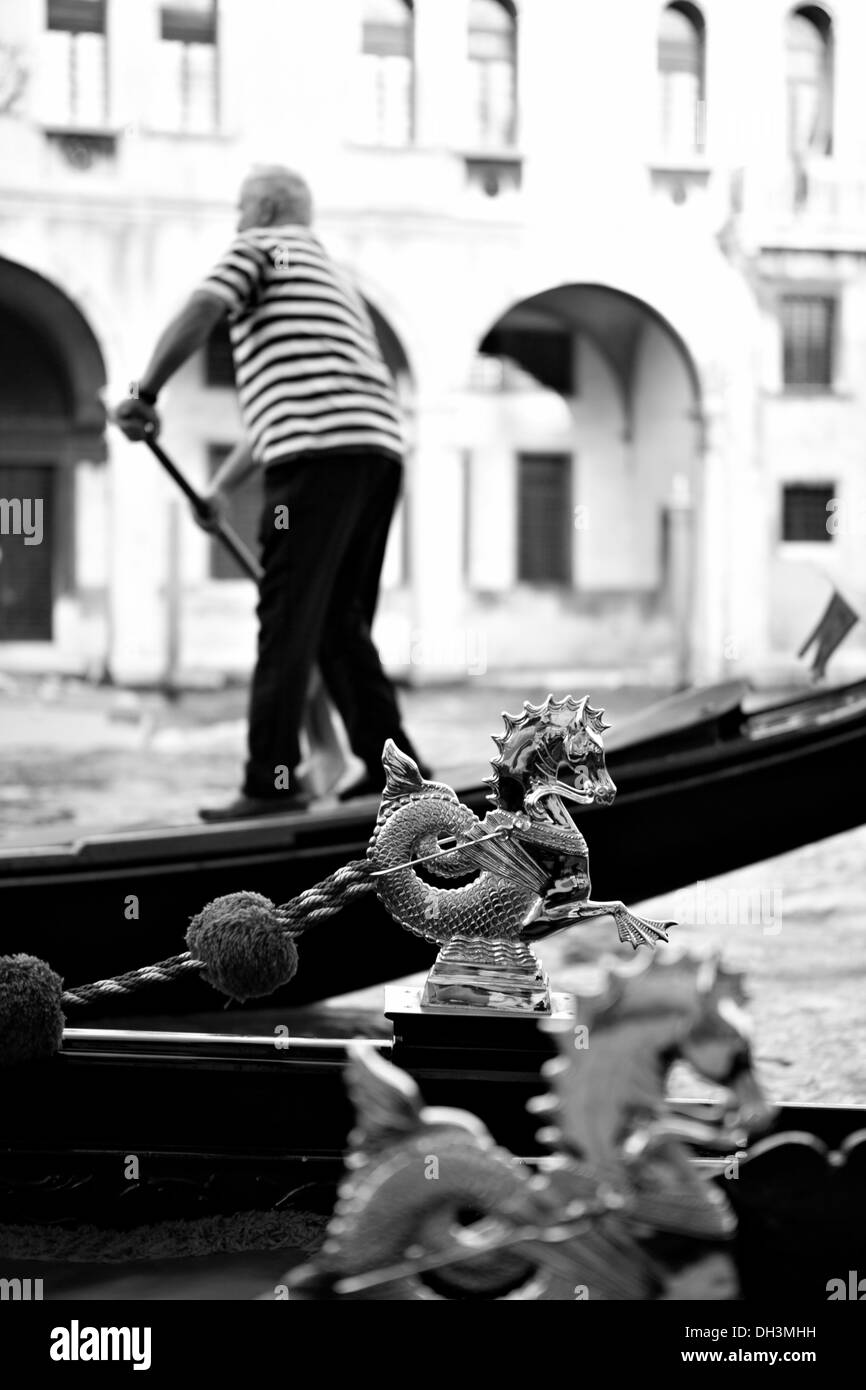 Una gondola a Venezia in bianco e nero, Sito Patrimonio Mondiale dell'UNESCO, Venezia, Veneto, Italia, Europa Foto Stock