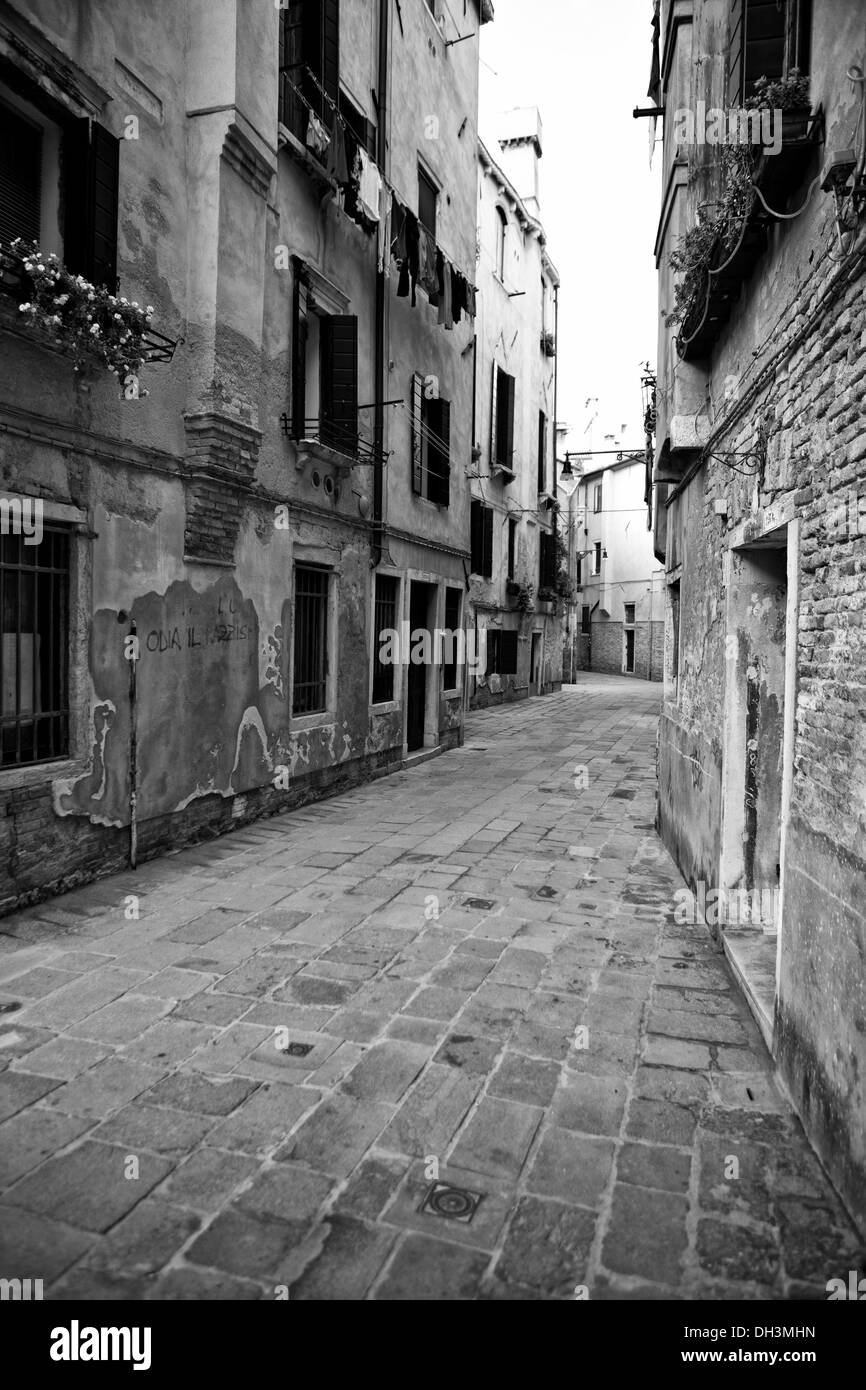 Un vuoto di vicolo, bianco e nero, Sito Patrimonio Mondiale dell'UNESCO, Venezia, Veneto, Italia, Europa Foto Stock