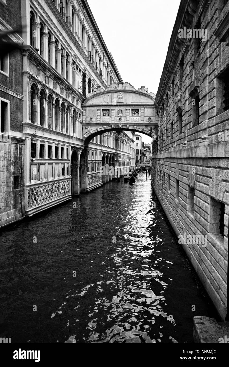 Ponte dei Sospiri, dal Ponte dei Sospiri e in bianco e nero, Sito Patrimonio Mondiale dell'UNESCO, Venezia, Veneto, Italia, Europa Foto Stock