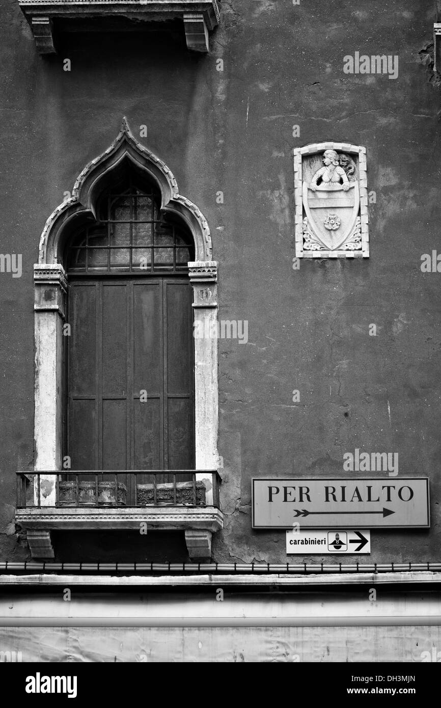 Immagine in bianco e nero, la facciata della casa con un segno, per Rialto di Venezia, Sito Patrimonio Mondiale dell'UNESCO, Veneto, Italia, Europa Foto Stock