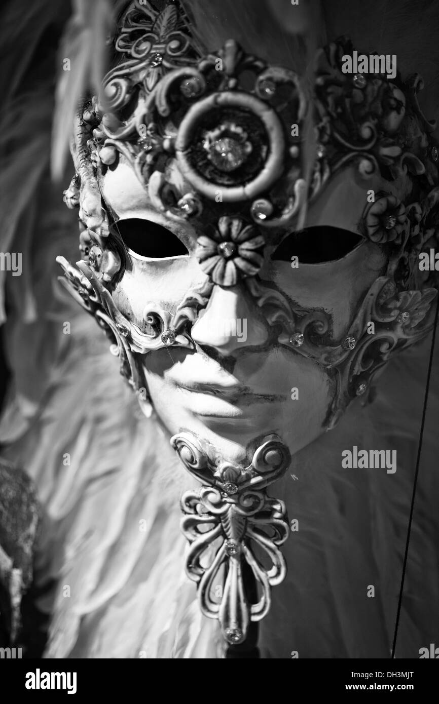 Maschera Veneziana in bianco e nero, Sito Patrimonio Mondiale dell'UNESCO, Venezia, Veneto, Italia, Europa Foto Stock
