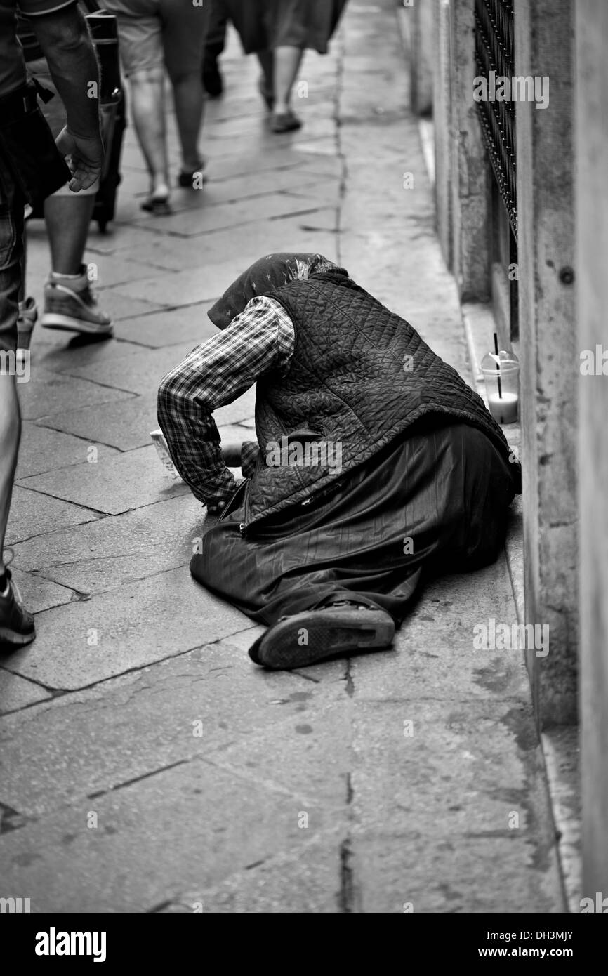 Beggar giacente su una strada in bianco e nero, Venezia, Veneto, Italia, Europa Foto Stock