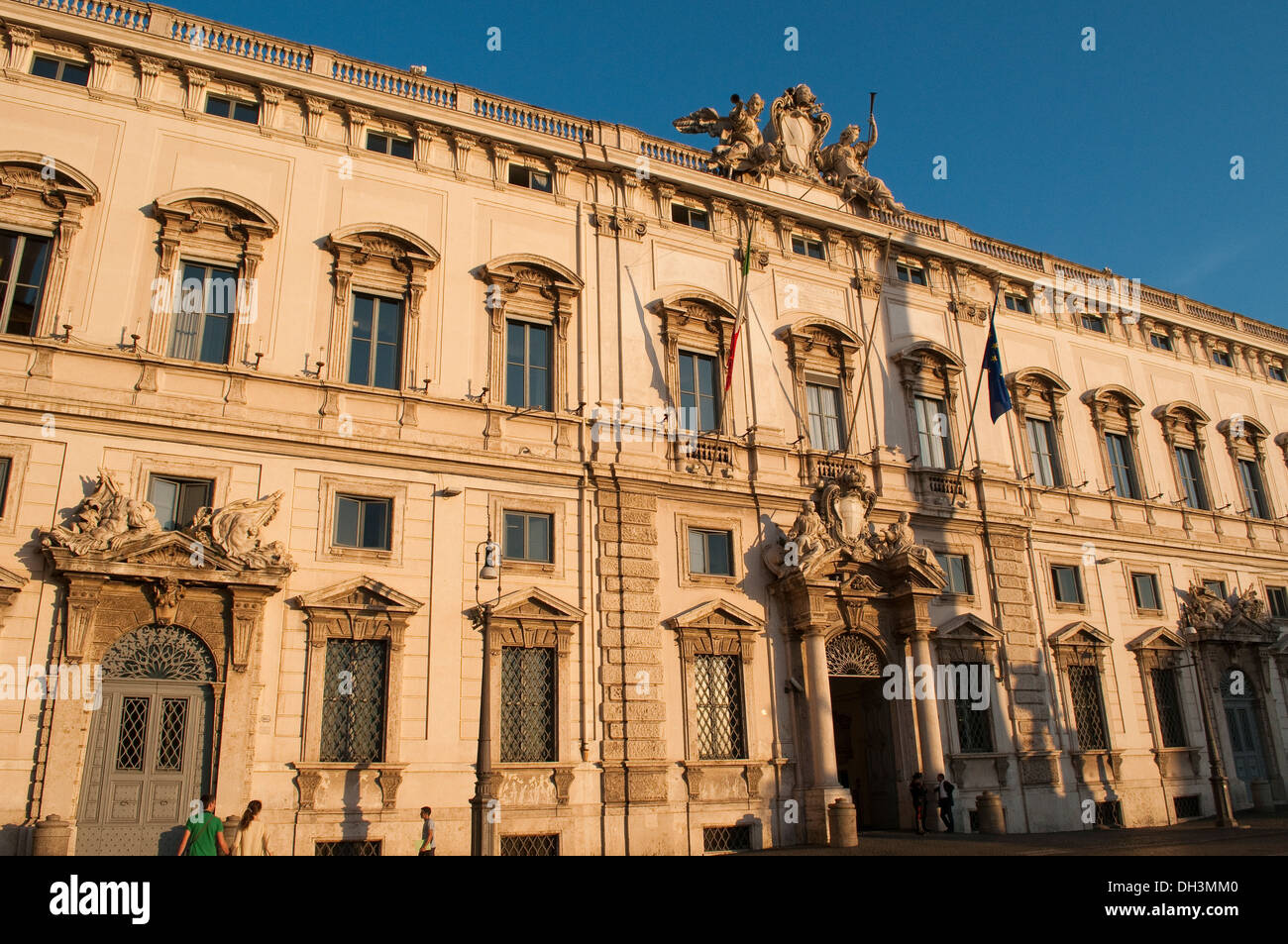 Il Palazzo della Consulta di alloggiamento della Corte Suprema di Cassazione presso la piazza del Quirinale a Roma, Italia Foto Stock