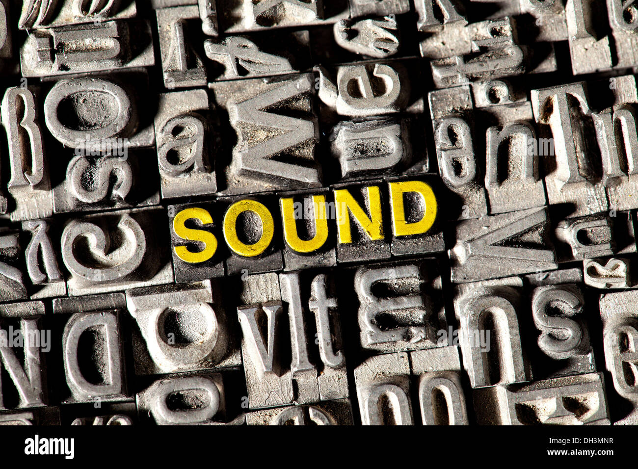 Vecchio portano lettere che compongono la parola 'SOUND' Foto Stock