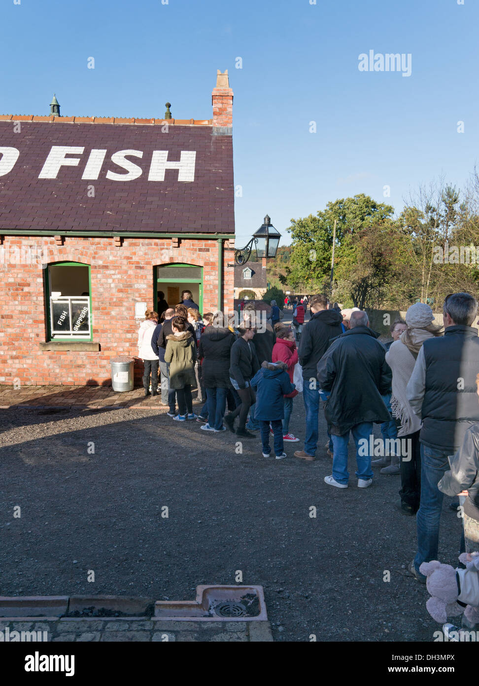 La gente in coda per entrare il pesce e il chip shop presso il museo Beamish North East England Regno Unito Foto Stock