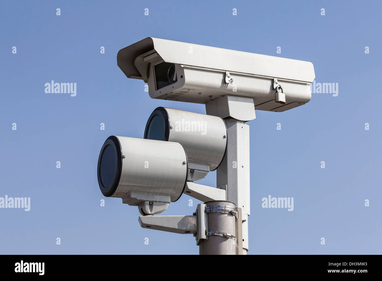 Il traffico di segnale di intersezione delle telecamere di sorveglianza con luci. Foto Stock