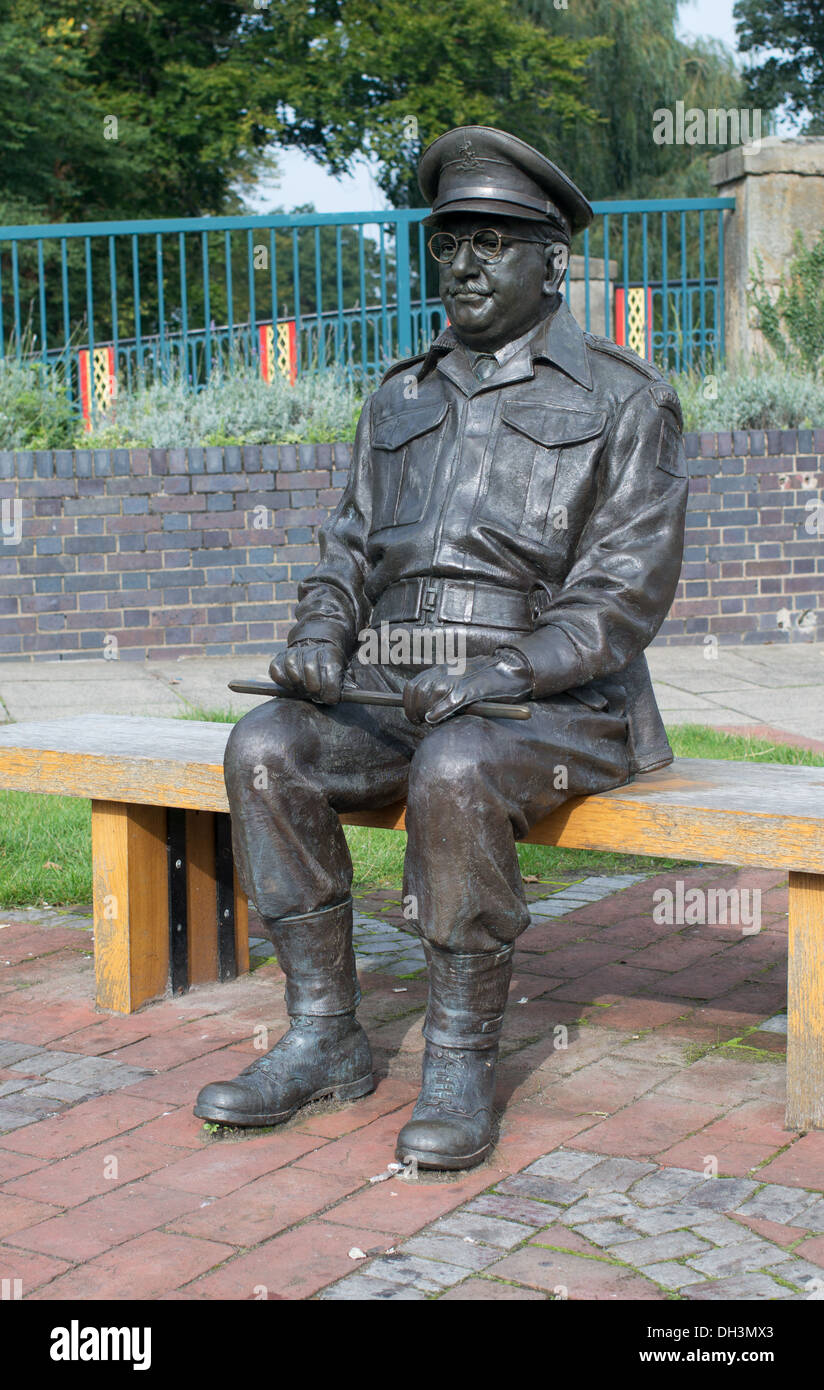 Statua di bronzo del capitano Mainwaring a Thetford Norfolk Inghilterra Foto Stock