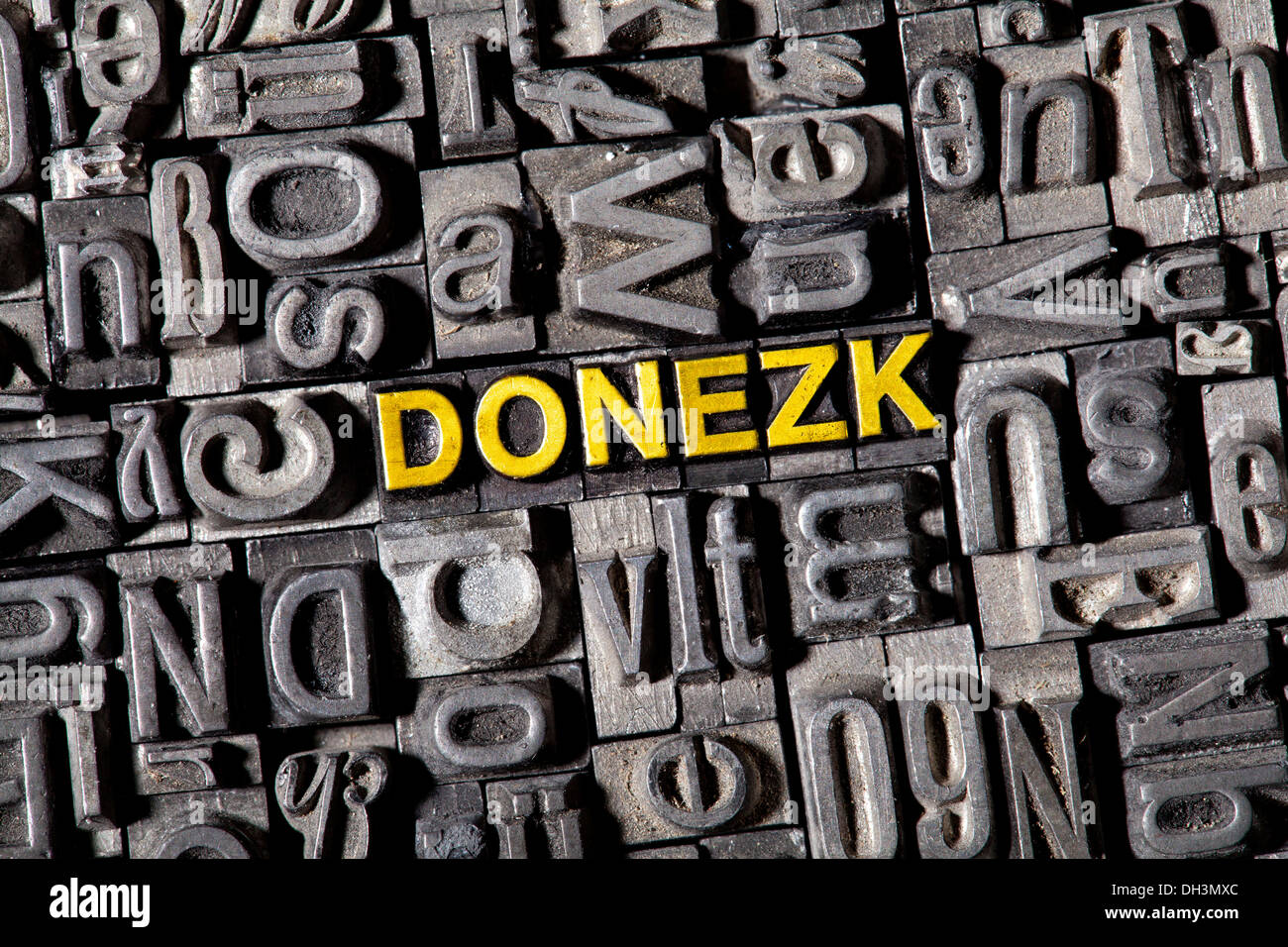 Vecchio portano le lettere che compongono il nome della città di Donezk tedesca di Donetsk Foto Stock