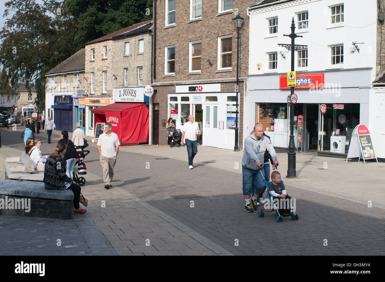 La gente camminare attraverso la King Street Thetford town centre Norfolk, Inghilterra, Regno Unito Foto Stock