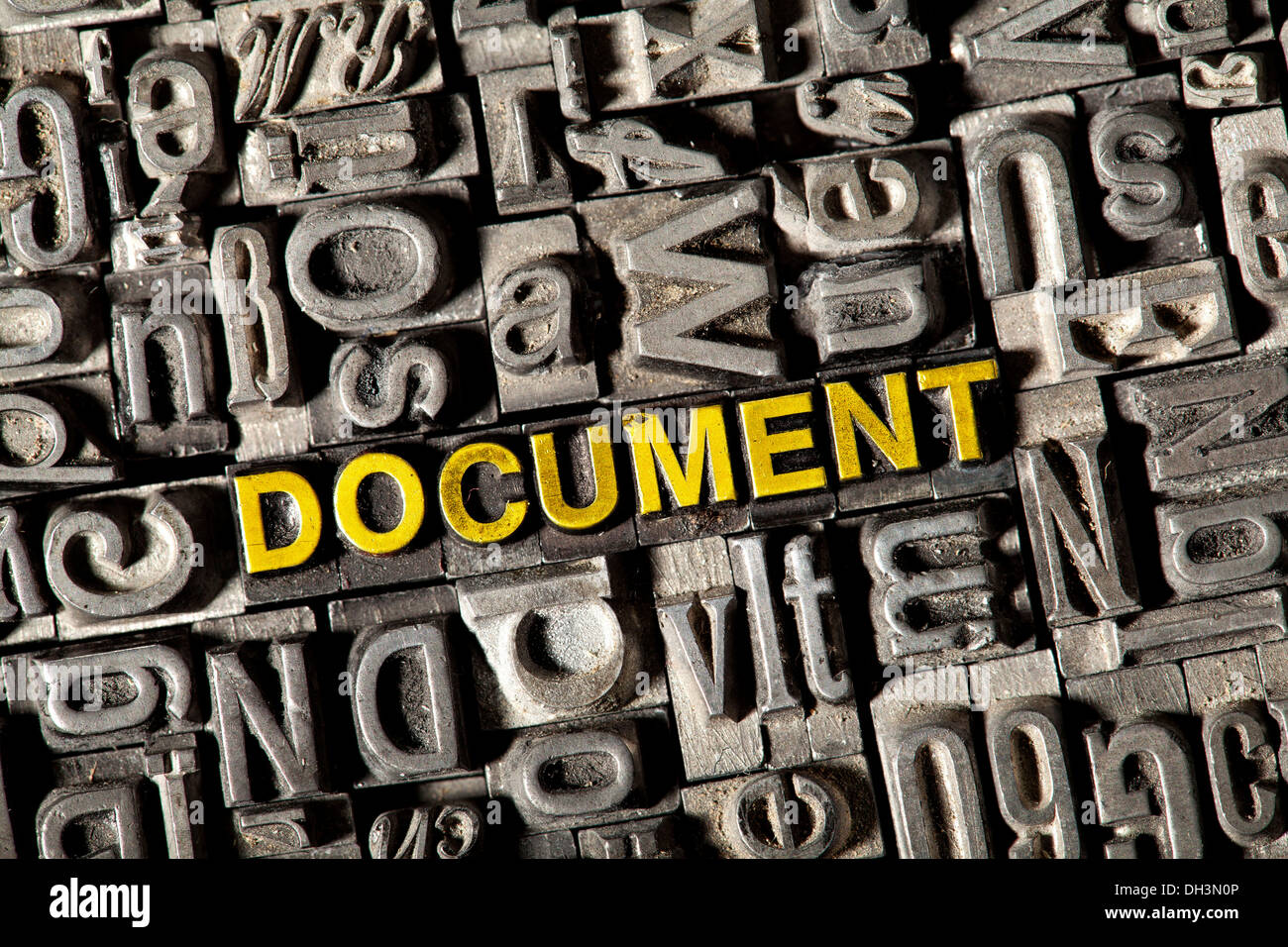 Vecchio portano lettere che compongono la parola 'documento' Foto Stock