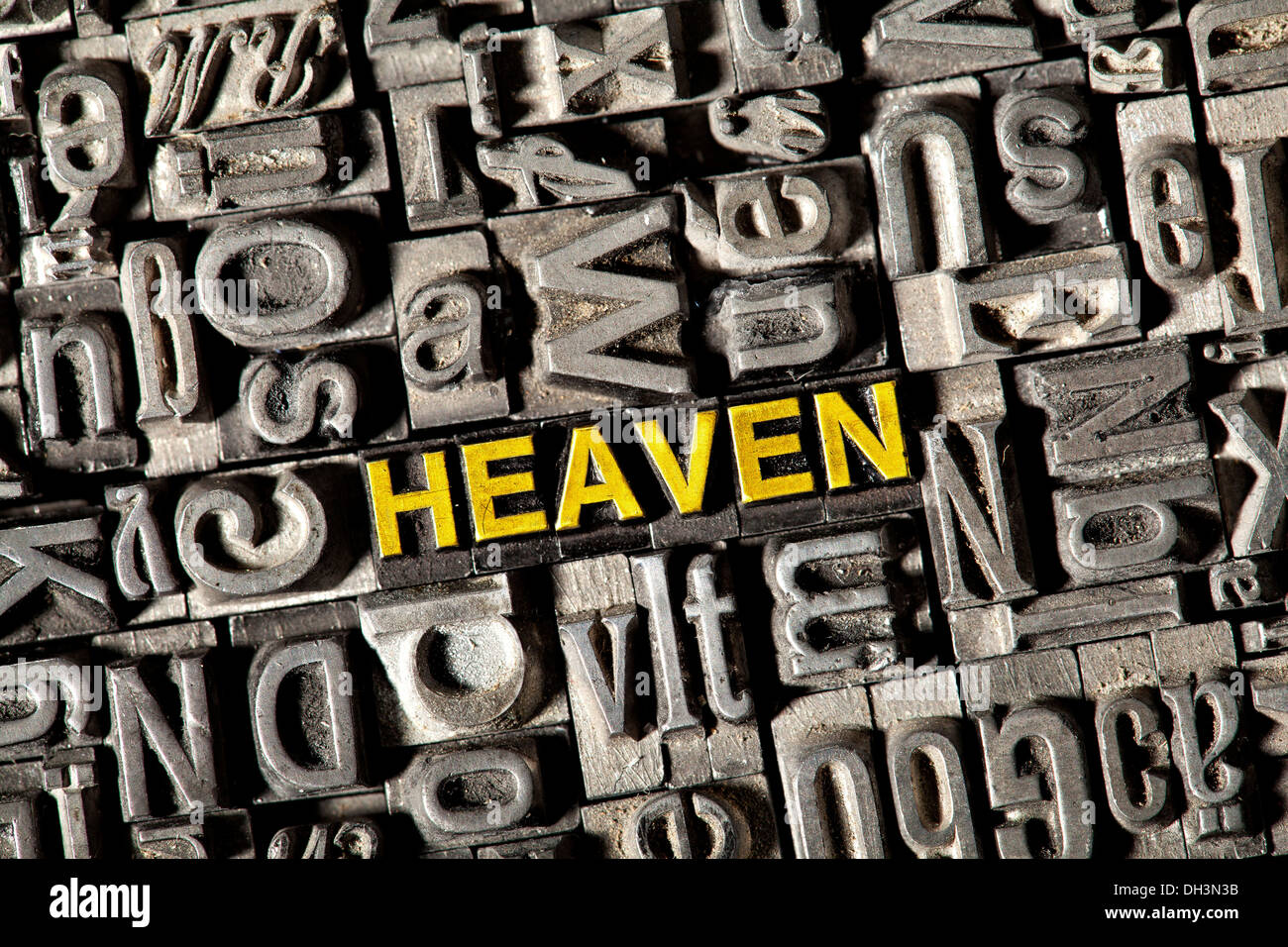 Vecchio portano lettere che compongono la parola "cielo" Foto Stock