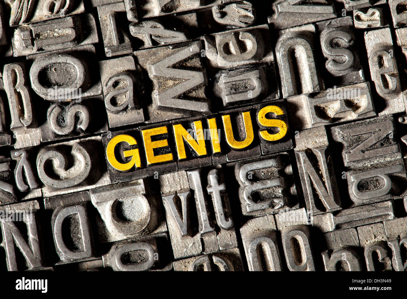 Vecchio portano lettere che compongono la parola 'Genius' Foto Stock