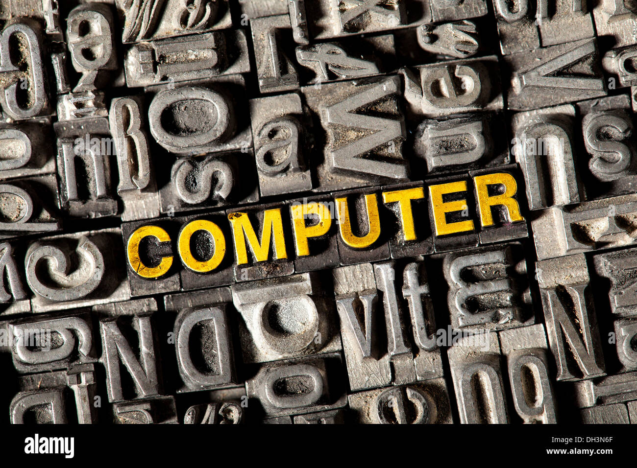Vecchio portano lettere che compongono la parola computer Foto Stock