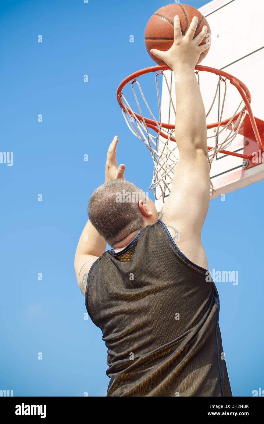 Giocatore di basket buttare la palla Foto Stock