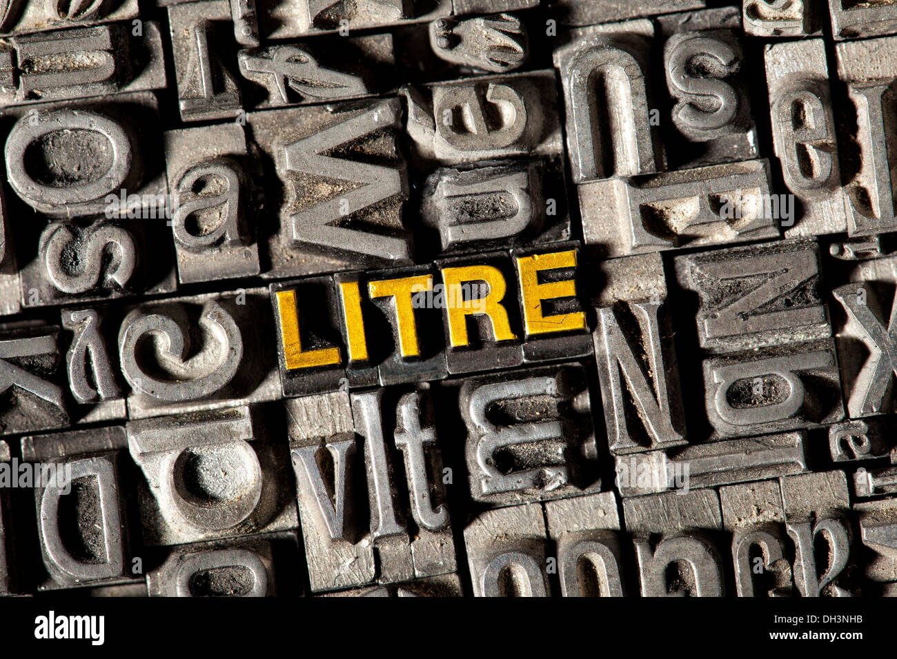 Vecchio portano lettere che compongono la parola "litro' Foto Stock