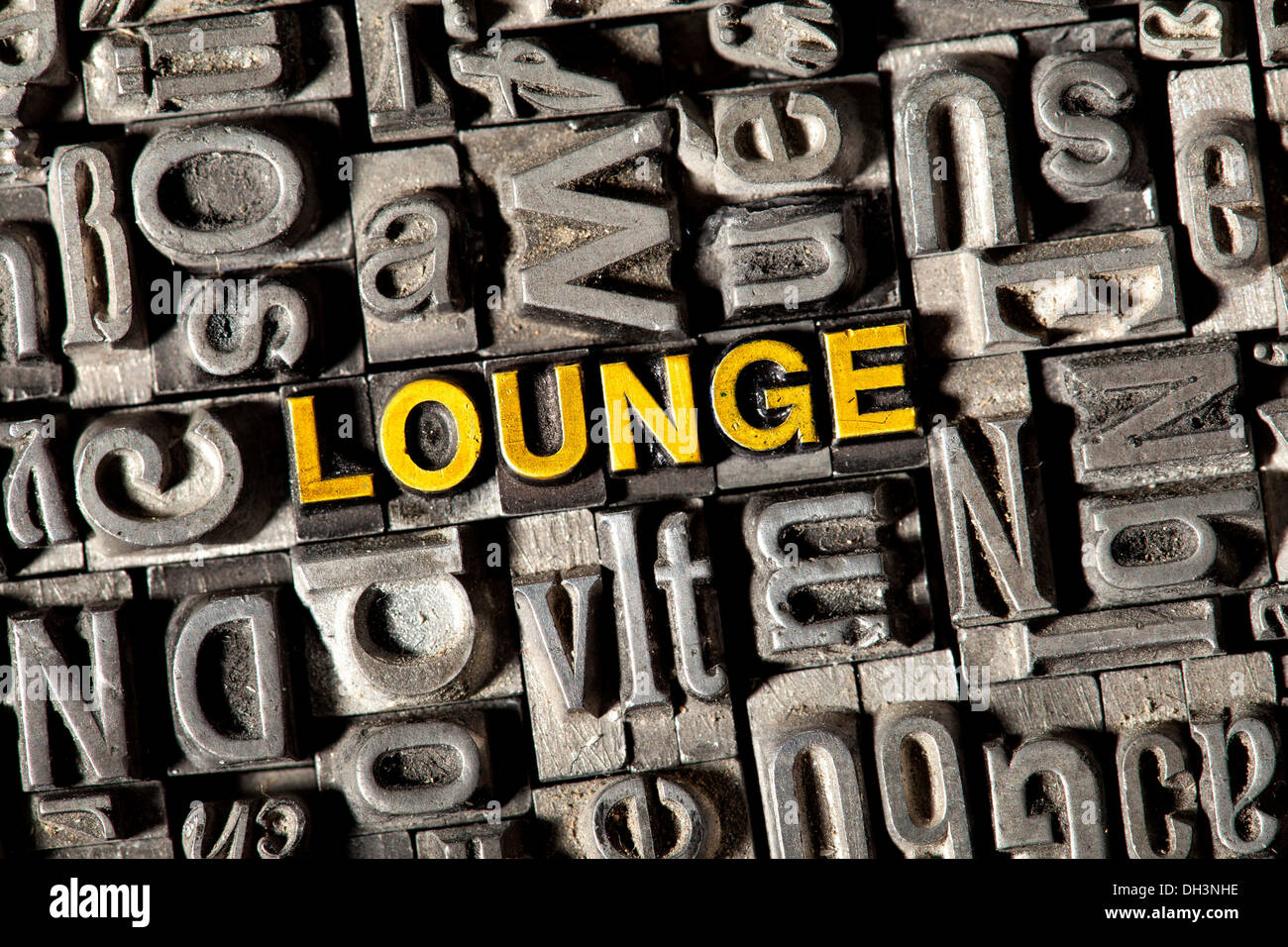 Vecchio portano lettere che compongono la parola 'lounge' Foto Stock