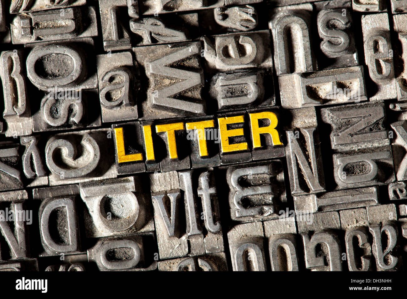 Vecchio portano lettere che compongono la parola "lettiera" Foto Stock