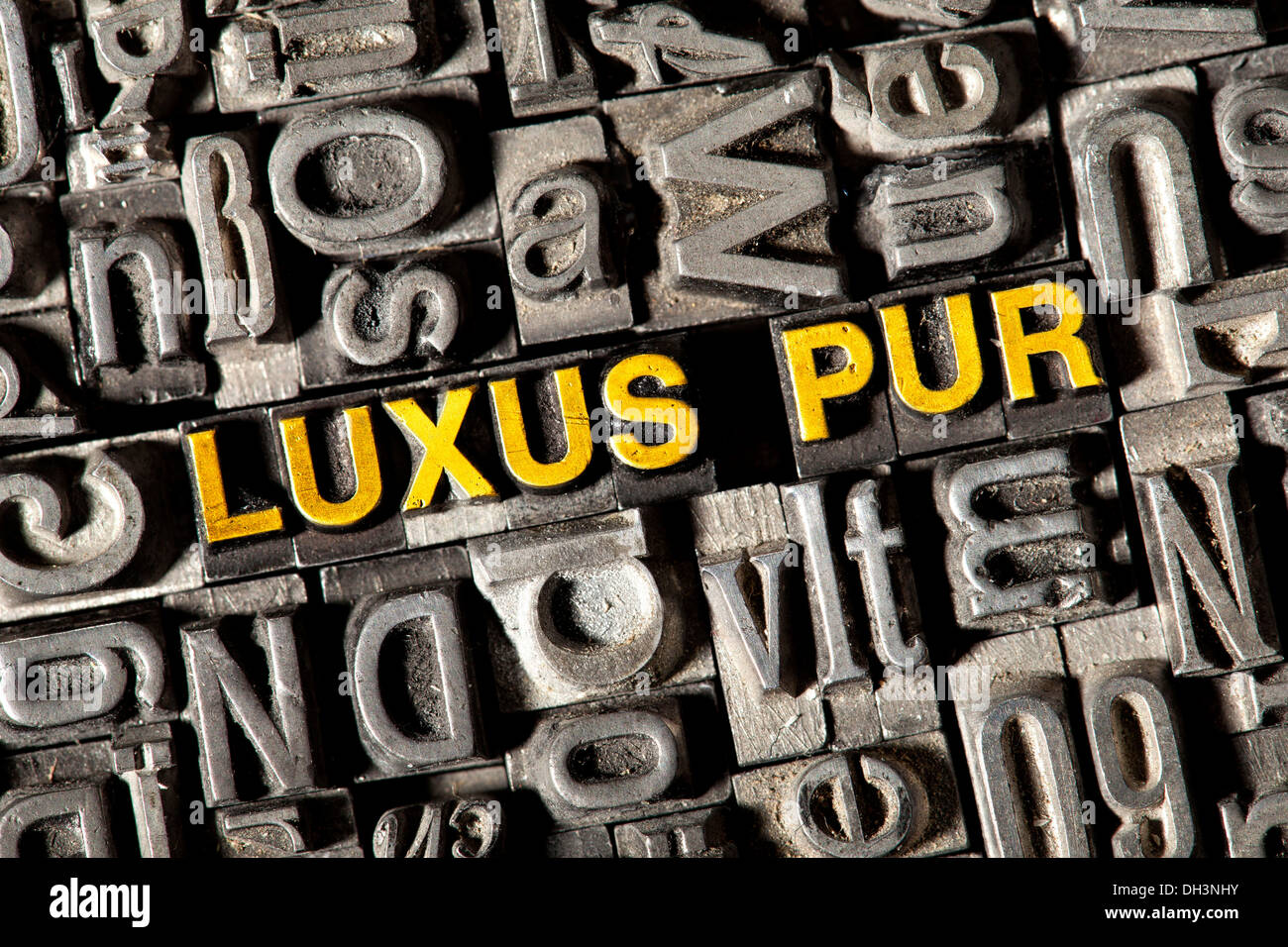 Vecchio portano lettere che compongono la parola "LUXUS PUR", Tedesco per 'sheer lusso" Foto Stock