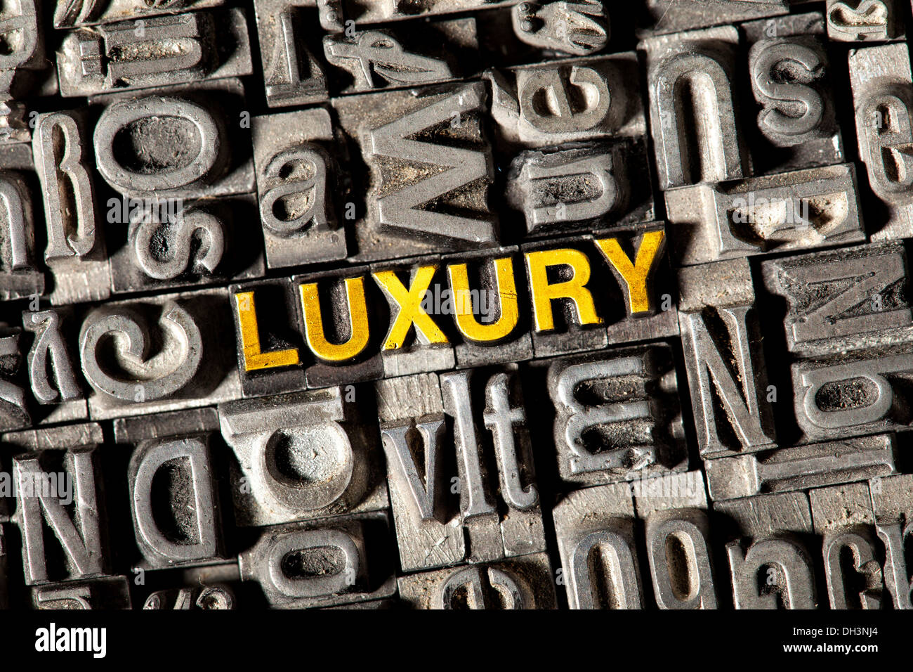Vecchio portano lettere che compongono la parola "lusso" Foto Stock