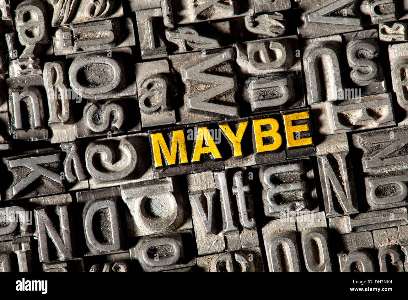 Vecchio portano lettere che compongono la parola "forse" Foto Stock