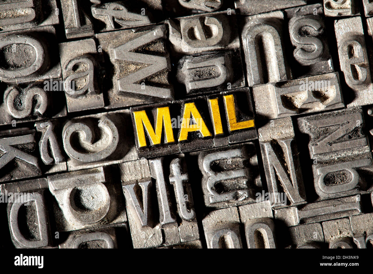 Vecchio portano lettere che compongono la parola 'Mail' Foto Stock