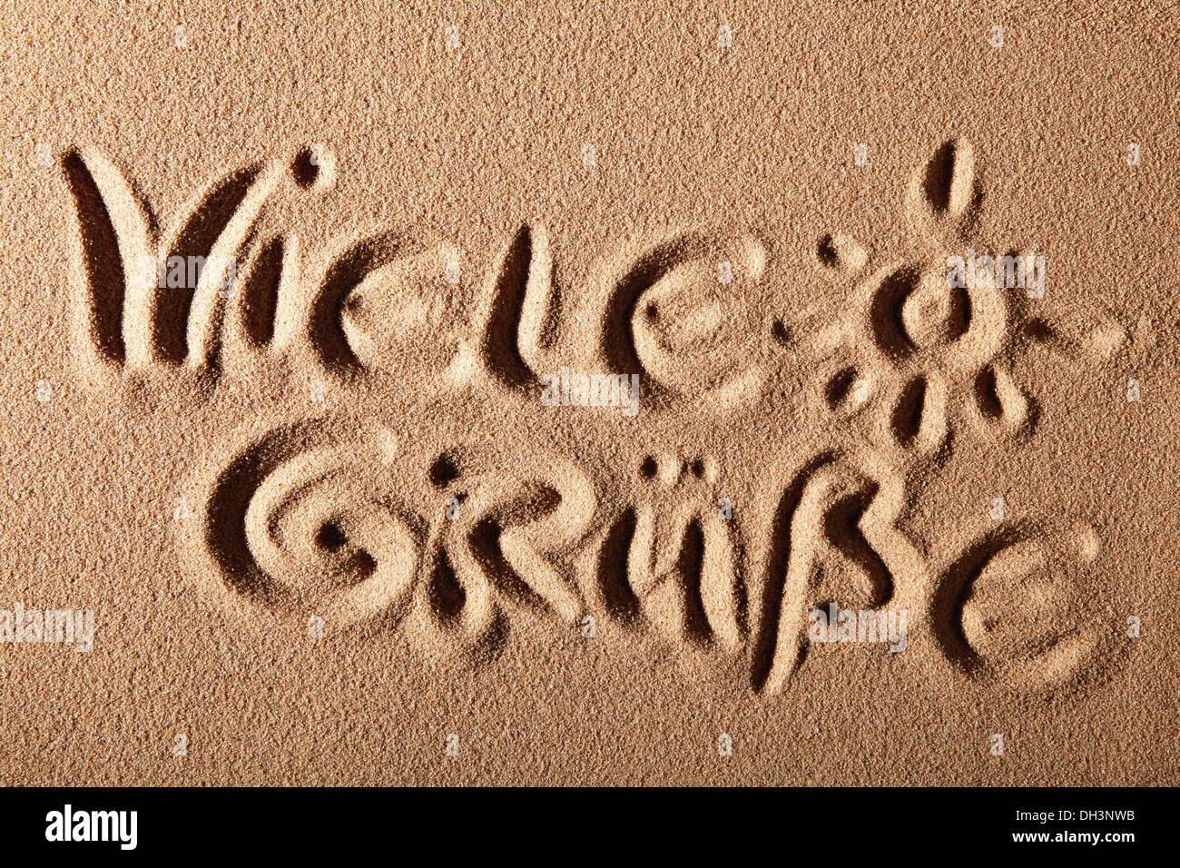 La scrittura nella sabbia 'VIELE GRÜßE' o 'Malcun messaggio di saluto" Foto Stock