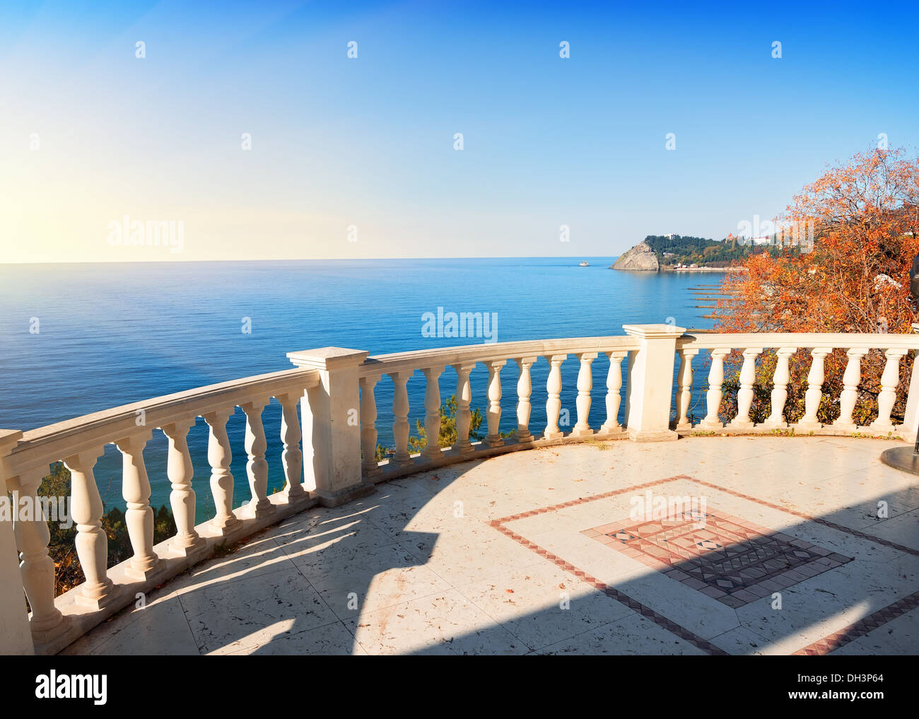 Piattaforma di Osservazione sul mare nella soleggiata giornata autunnale Foto Stock